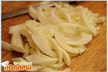 Шаг 3: Яйца отварить, почистить, белки отсоединить …