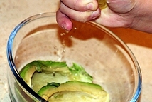 Шаг 5: Теперь нам нужно приготовить авакадо. …