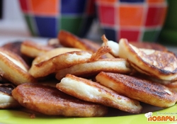 Рецепт: Оладьи сладкие на кефире с сиропом шиповника