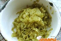 Шаг 4: Огурчики натираем на крупной терке …