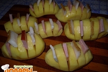 Шаг 5: Чередуя мясо с салом, поместите …