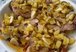 Мясо с маринованными огурчиками