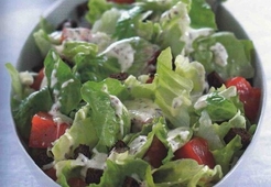 Салат из малосольного лосося с ржаными сухариками