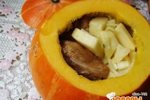 Шаг 3: В миске смешиваем сырой картофель …