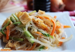 Фунчоза с фучжи и овощами