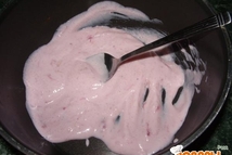 Шаг 1: В йогурт добавляем желатин и …