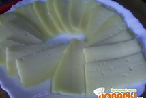 Шаг 15: Сыр режем тонкими пластинками. Включаем …