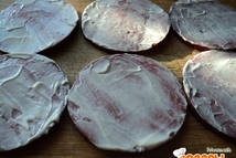 Шаг 2: Смазываем каждый кружочек колбасы