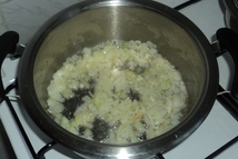 Шаг 1: Лук и чеснок мелко режем, …