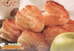 Рецепт: Пирожки слоеные с яблоками