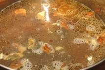 Шаг 23: Потом доливаем наш бульон. Смотрите, …