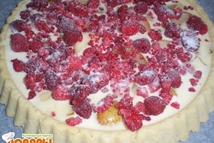 Шаг 3: Залить взбитыми яйцами со сливками …