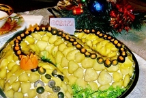 Шаг 3: Маслины нарезать кружочками и выложить …