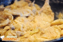 Шаг 8: Перемешиваем подливу и галушки, тушим …