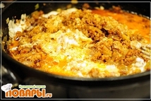 Шаг 4: Теперь добавляем сметану, все перемешиваем.