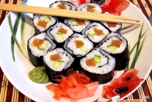 Шаг 9: Готовые роллы следует подавать с …