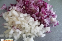 Шаг 2: Красный и репчатый лук, горький …