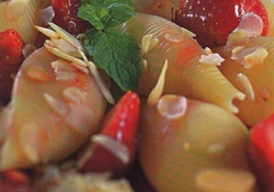 Рецепт: Салат из «ракушек» с клубникой  