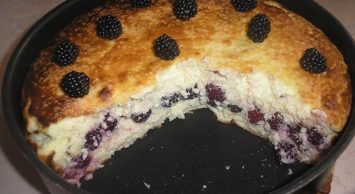 Творожная запеканка с ежевикой