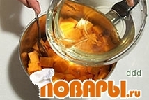 Шаг 5: Добавьте в кастрюлю нарезанную тыкву …