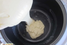 Шаг 5: Форму мультиварки смазываем сливочным маслом …