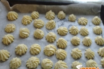 Шаг 2: Теперь добавляем муку и замешиваем …