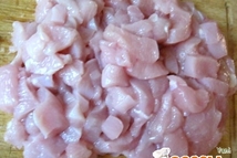 Шаг 1: Режем куриные грудки на небольшие …