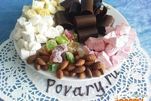 Шаг 6: Режем кубиками сладости и выкладываем …