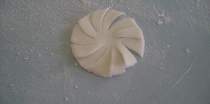 Шаг №3 МК ромашек и листочков от Annula