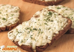 Рецепт: Горячие бутерброды с брынзой