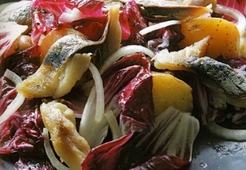 Теплый салат с копченой рыбой