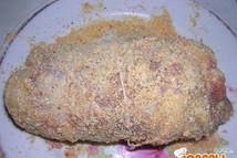 Шаг 3: Рулетики обвалять в панировочных сухарях …