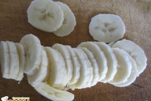 Шаг 3: Нарезаем кружочками банан.