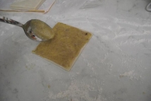 Шаг 3: полученную массу намазываем на квадратик …