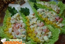 Шаг 7: Выложите салат на листья пекинской …