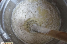 Шаг 3: Постепенно добавляем просеянную муку. Доводим …