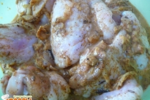 Шаг 2: Крылья положить в миску, залить …