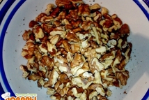 Шаг 1: Чищеные грецкие орехи измельчаем и …