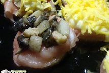 Шаг 4: Сверху на ананас положить кусочек …