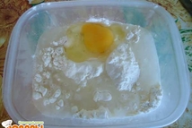 Шаг 2: Взять углублённую посудину, всыпать муку, …