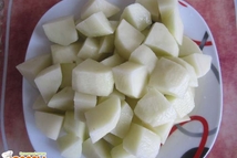 Шаг 2: Картошку чистим и нарезаем небольшими …