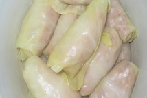 Шаг 3: В отвареные капустные листы выкладываем …