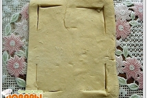 Шаг 3: Тесто просто слегка надрезается по …