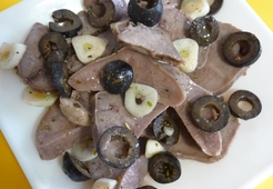 Маринованный свиной язык с маслинами да с чесночком