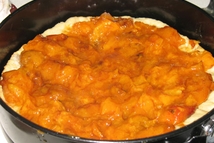 Шаг 4: На корж выложить абрикосы, сверху …