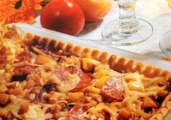 Рецепт: Луковый пирог с салями