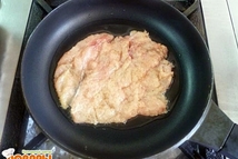 Шаг 2: Подогреваем сковороду. На среднем огне …