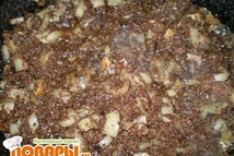 Шаг 1: Печенку отварить, перемолоть через мясорубку, …