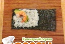 Шаг 2: Листы нори разрезать ножницами поперёк …