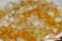 Шаг 3: Пока варится сироп, почистить яблоки …